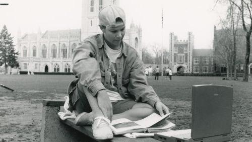 1995年，博彩平台网址大全的学生拿着Power Book笔记本电脑在广场上.